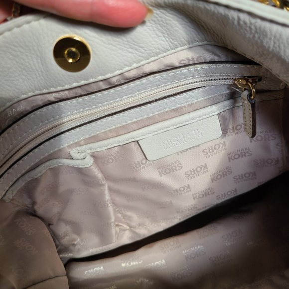 **SOLD** LIKE NEW "MICHAEL KORS" LEATHER TOTE BAG - Picture 4 of 8